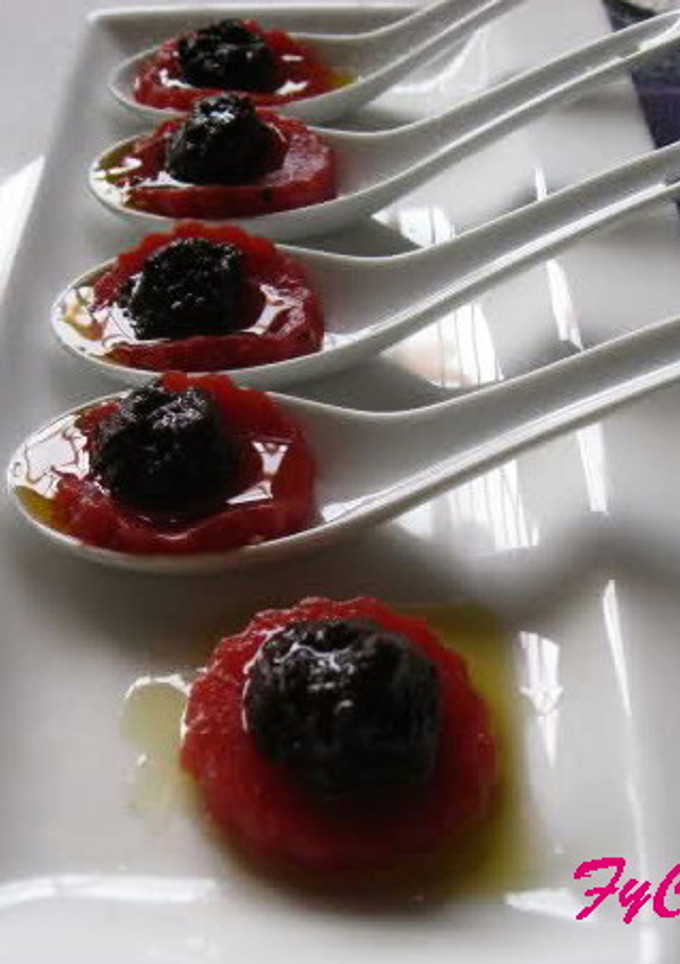 Una foto de Gelatina de Tomate con Tapenade Negro (cucharitas de Navidad)
