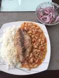 Frejoles con tocino y filete de pescado frito (aderezo simple y saludable)