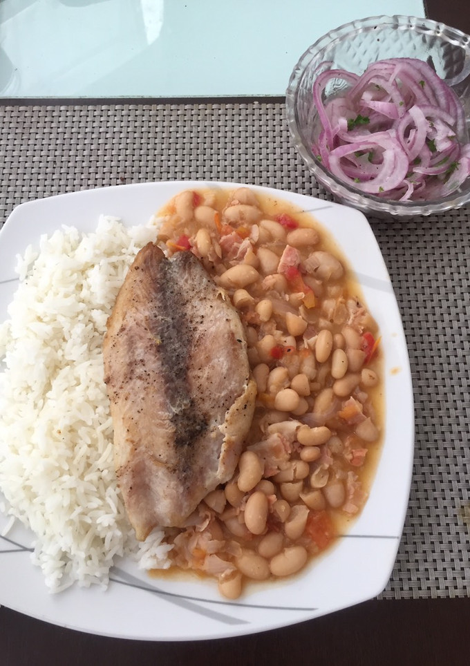 Una foto de Frejoles con tocino y filete de pescado frito (aderezo simple y saludable)