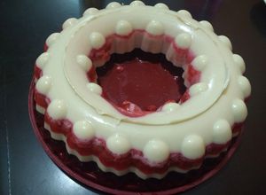 Una foto de Gelatina de leche sabor vainilla y gelatina de grosella de agua