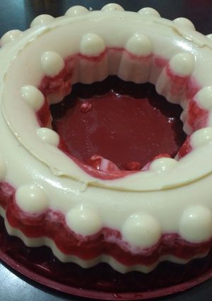Una foto de Gelatina de leche sabor vainilla y gelatina de grosella de agua