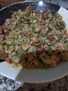 Una foto de Habas con jamón y ajos tiernos Mambo