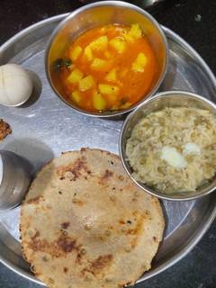 ભાખરી શાક ખીચડી(bhakhri saak khichdi in Gujarati) રેસીપી મુખ્ય ફોટો