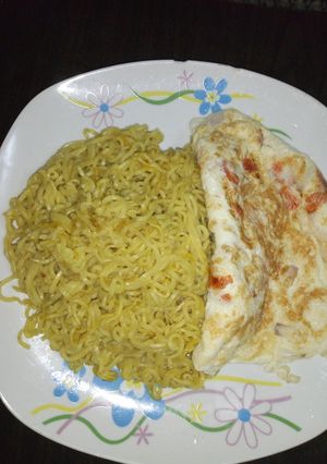 A picture of Spiced noodles and fried egg.
