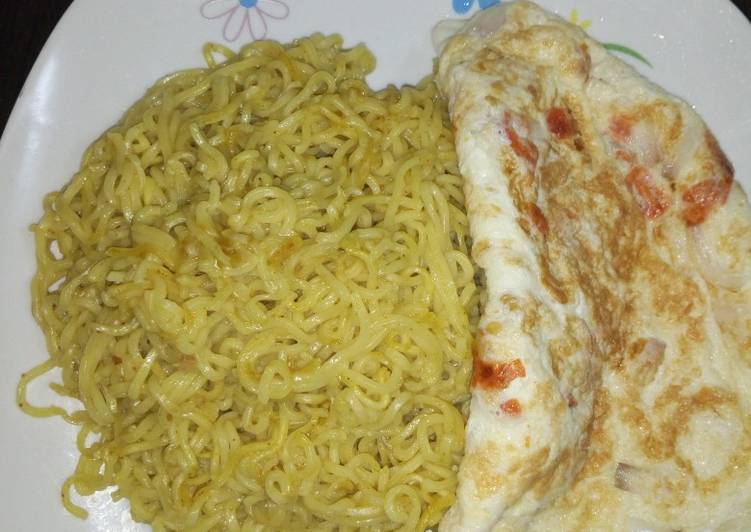 Spiced noodles and fried egg