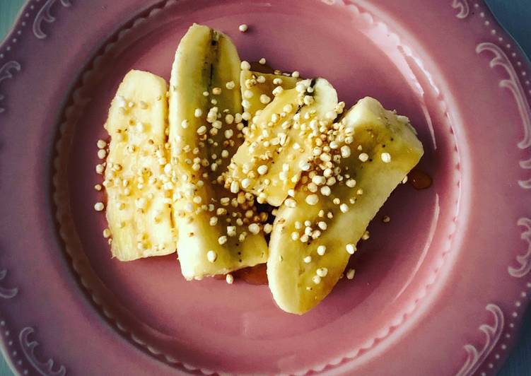 Banana grigliata con miele e quinoa soffiata