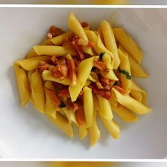 Garganelli con speck, finferli e zafferano A picture of Garganelli con speck, finferli e zafferano.