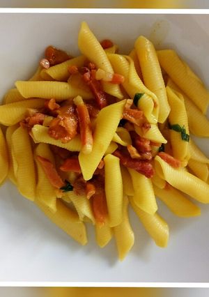 A picture of Garganelli con speck, finferli e zafferano.