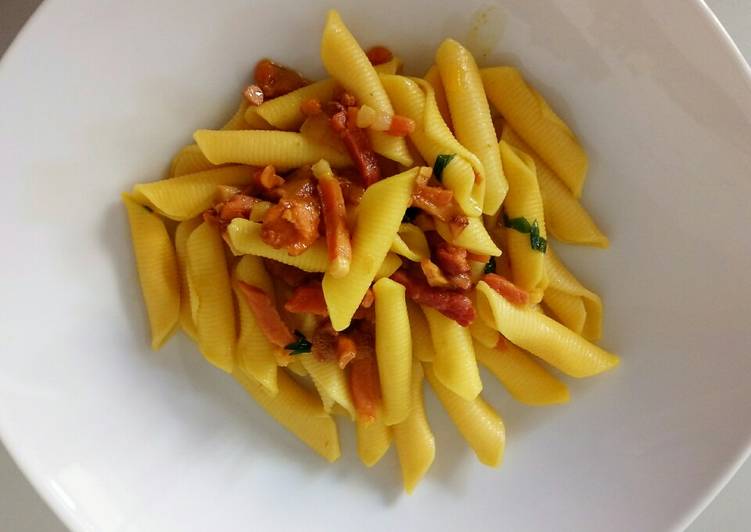 Garganelli con speck, finferli e zafferano