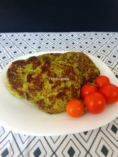 Una foto de Hamburguesa de pollo y brócoli sin huevo