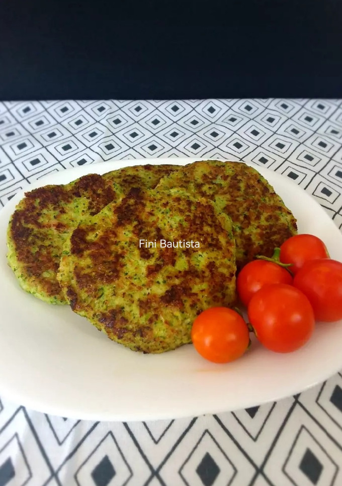 Una foto de Hamburguesa de pollo y brócoli sin huevo