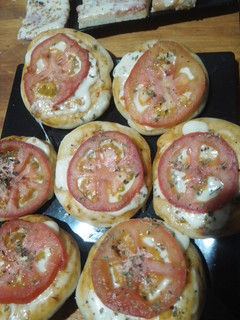 Una foto de Pizzas caseras en casa 😁🍕🍅