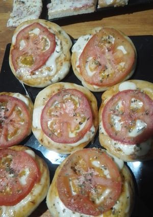 Una foto de Pizzas caseras en casa 😁🍕🍅
