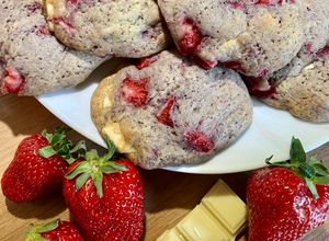 Une photo de Cookies moelleux BB, fraises fraîches et chocolat blanc