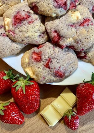 Une photo de Cookies moelleux BB, fraises fraîches et chocolat blanc