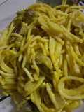 Spaghetti con salsa huancaína y mollejitas