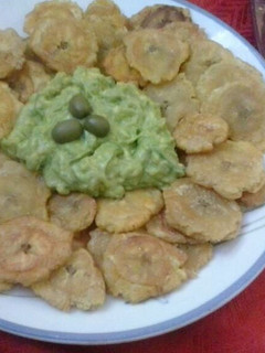 Una foto de Tostones con aguacate