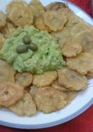 Una foto de Tostones con aguacate