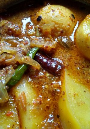 A picture of Egg in mustard gravy.