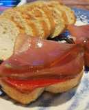 Tosta de atún ahumado con tomate