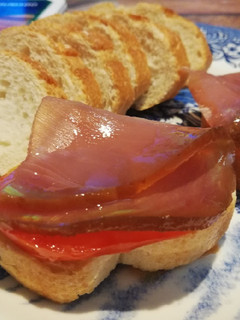 Una foto de Tosta de atún ahumado con tomate