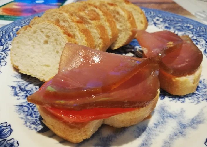Receta Tosta de atún ahumado con tomate