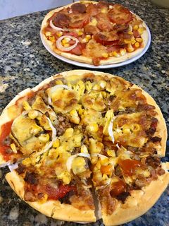 Hình của món Pizza bò dứa+ pizza xúc xích phô mai !.