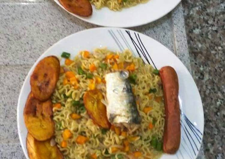 Simple Way to Prepare Homemade Indomine with fried plantain,sausage,carrots and spring onion