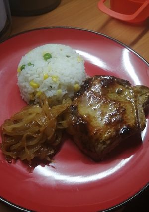 Una foto de Chuletas de cerdo agridulce con arroz primavera