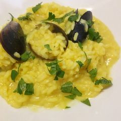 A picture of Risotto cozze e zafferano mussel and saffron risotto.