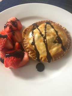Una foto de Empanadilla de manzana caramelizada y canela