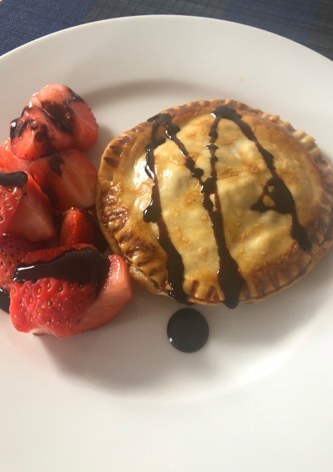 Una foto de Empanadilla de manzana caramelizada y canela