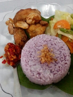 Foto resep Nasi ungu(ayam bawang,sambal bawang putih,sayur tumis bumbu kemiri)
