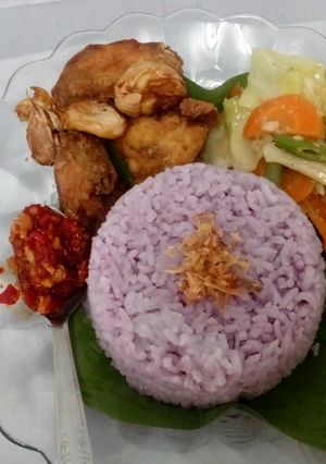 Foto resep Nasi ungu(ayam bawang,sambal bawang putih,sayur tumis bumbu kemiri)