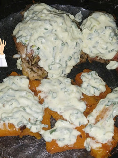Una foto de Pollo al horno con calabaza y salsa crema de verdeo