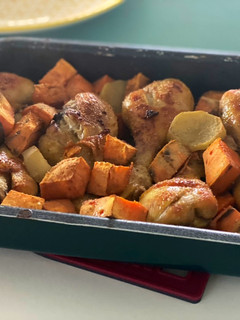 Una foto de Pollo al horno con boniato, sin manchar absolutamente nada!