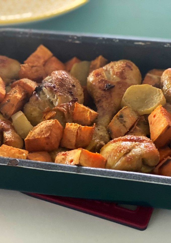 Una foto de Pollo al horno con boniato, sin manchar absolutamente nada!