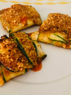 Una foto de Saquitos de calabacín rellenos de tomate y mozzarella