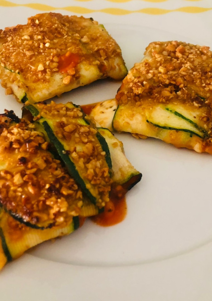 Una foto de Saquitos de calabacín rellenos de tomate y mozzarella