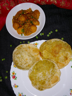 हरे मटर पूरी (Hare matar puri recipe in hindi) रेसिपी मुख्य फोटो