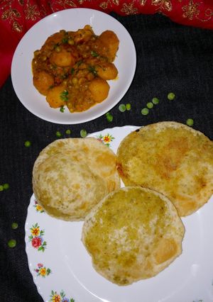 हरे मटर पूरी (Hare matar puri recipe in hindi) रेसिपी मुख्य फोटो
