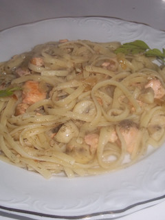 Una foto de Espaguetis con salmón y champiñones
