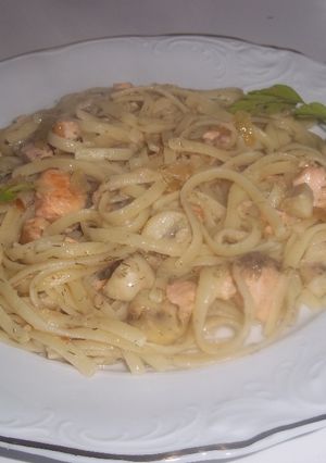 Una foto de Espaguetis con salmón y champiñones