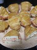 Mini cruasanes con salmón y queso