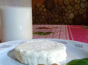 Una foto de Leche y queso de almendras