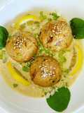 Albóndigas de salmón con crema de mostaza y limón