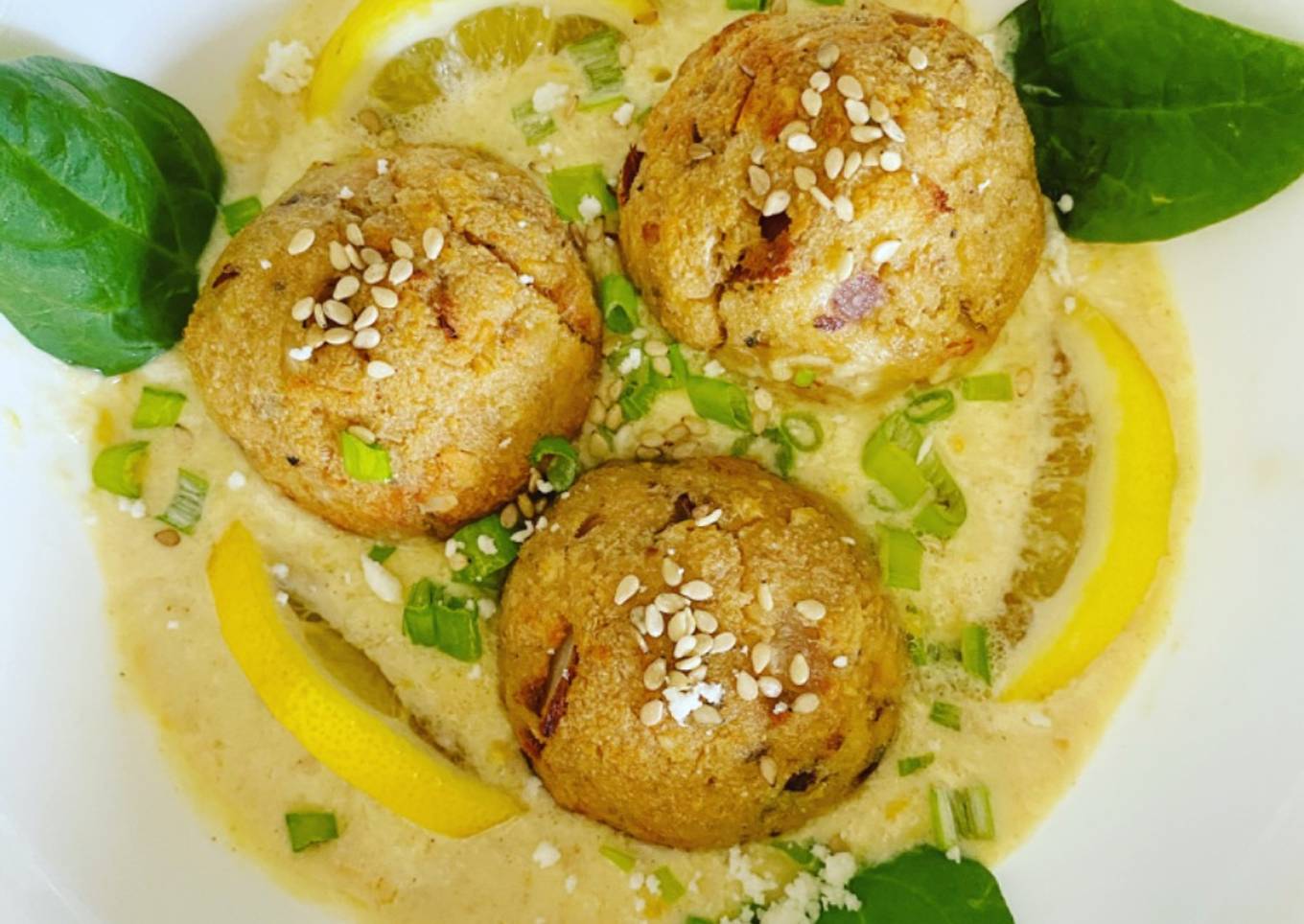 Albóndigas de salmón con crema de mostaza y limón