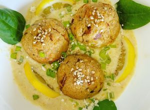 Una foto de Albóndigas de salmón con crema de mostaza y limón
