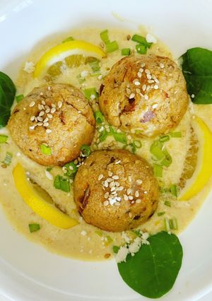 Una foto de Albóndigas de salmón con crema de mostaza y limón