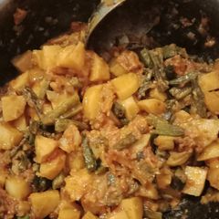 A picture of Alu bhindi ki sabzi.